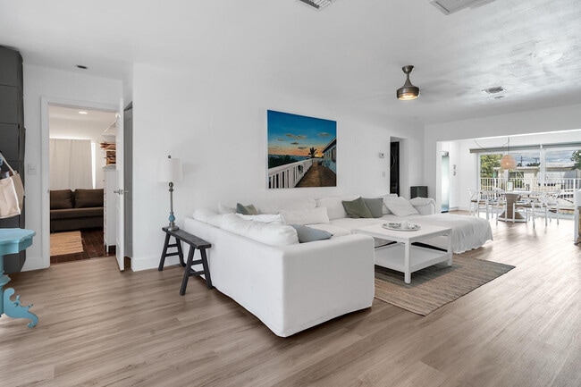 Building Photo - 2233 SE 15th St