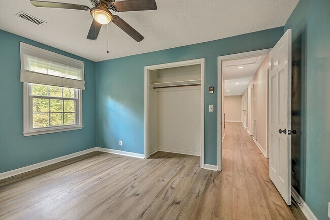Building Photo - Beautiful split foyer home in Colonial Hei...