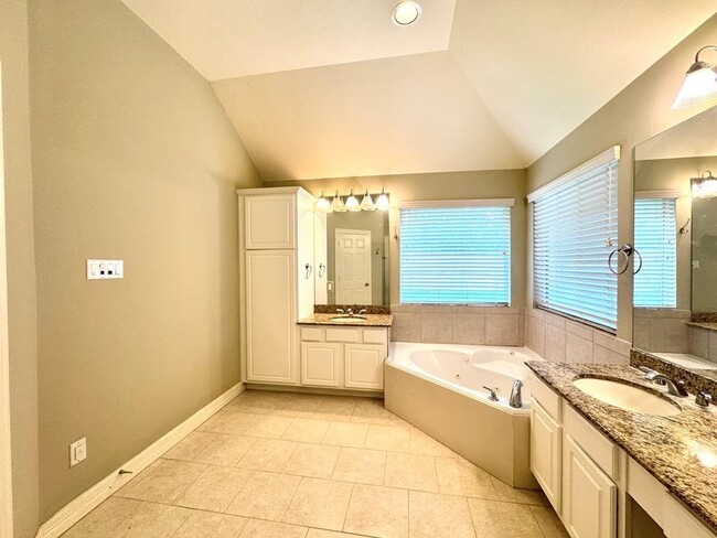 Building Photo - 2715 Cresthollow Ln