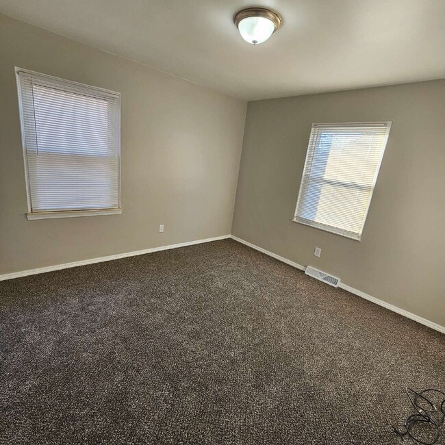 Building Photo - 3 Bedroom, 1 Bath Ranch w/ Fresh Updates Throughout. Spacious Living Room w/ New Laminate Floorin...