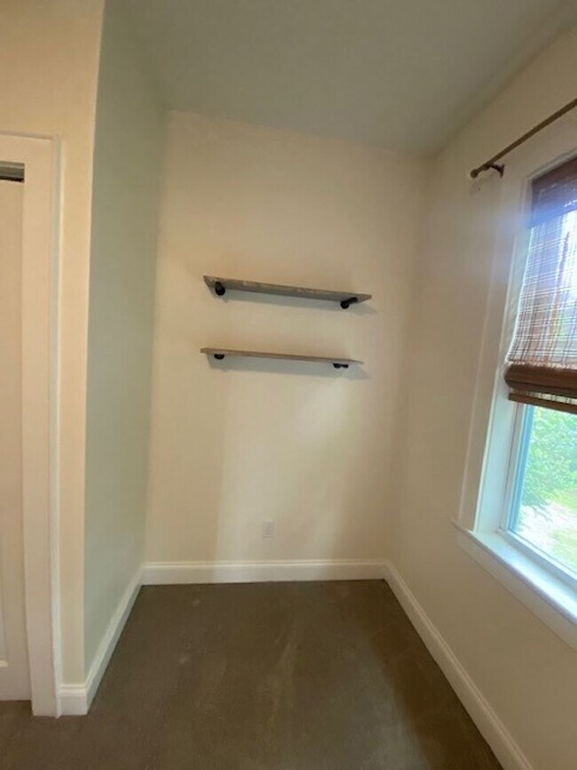 Building Photo - Georgous 5 bedroom 2.5 bath home in Downto...