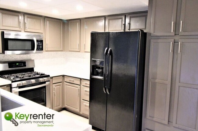 Building Photo - 8312 Camelback Ct