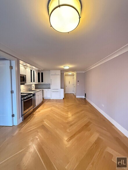 Building Photo - 2 bed 2 bath renovated with washer and dryer / Balcony / WEST 93 STREET