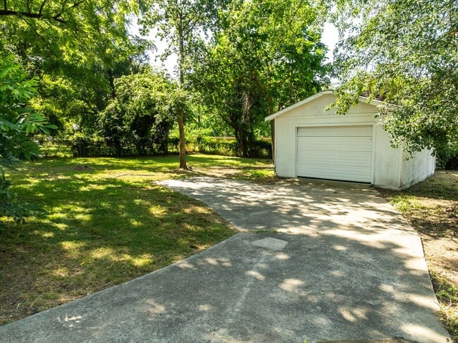 Building Photo - Freshly Updated 3 Bedroom Home