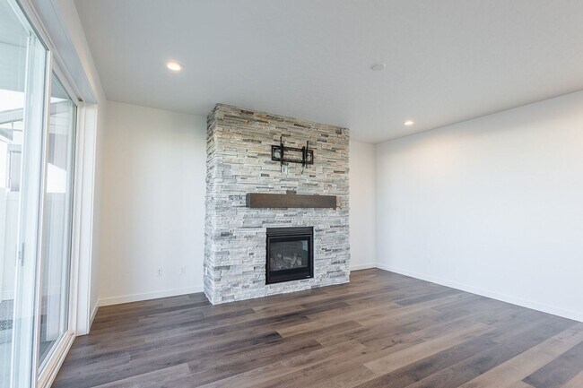 Building Photo - Brand New Home in an Amenity Filled Neighborhood