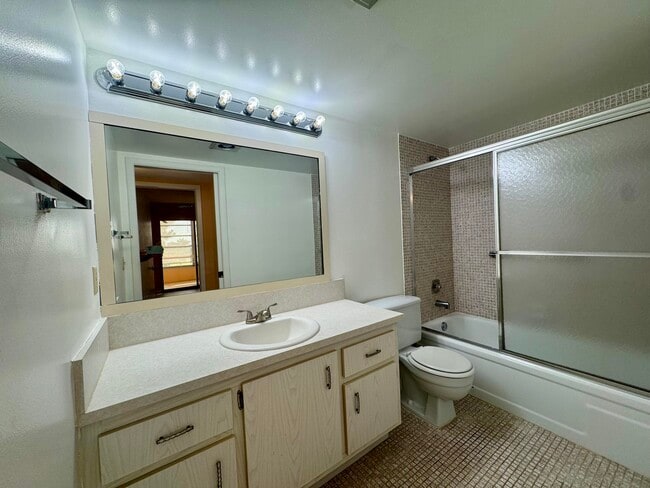 Building Photo - 4053 Hythe A