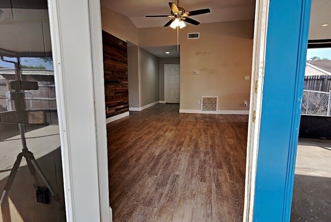 Building Photo - 2709 Mnr Hl Dr