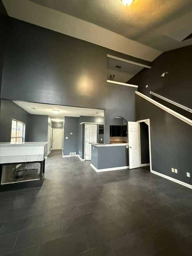 Building Photo - 3939 Lipscomb Dr