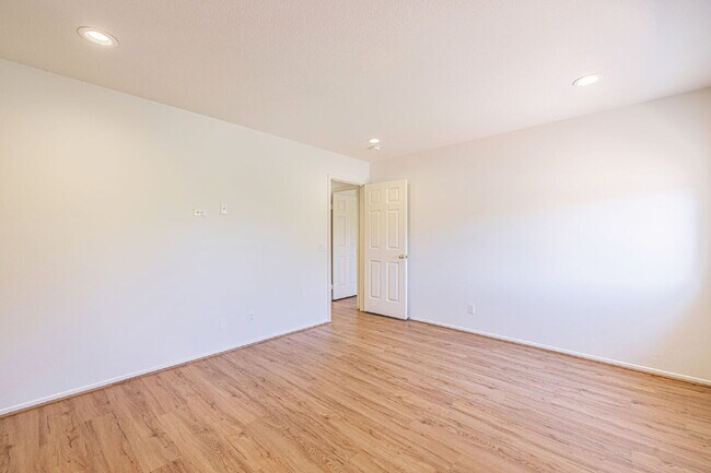 Building Photo - Executive 5-Bedroom Pool Home with Dual Master Suites in Stevenson Ranch