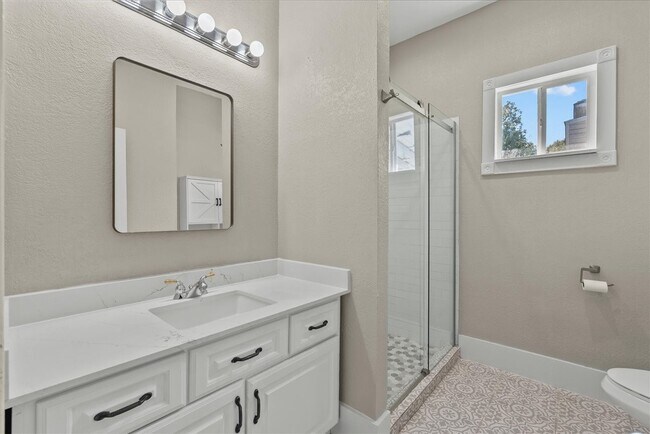 Building Photo - 213 Grace St