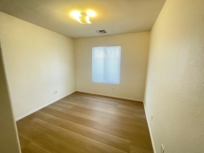 Building Photo - Fresh paint 3 Bedroom, 2 baths very low maintenance home