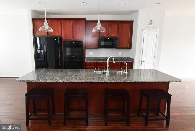 Building Photo - 165 Solara Dr
