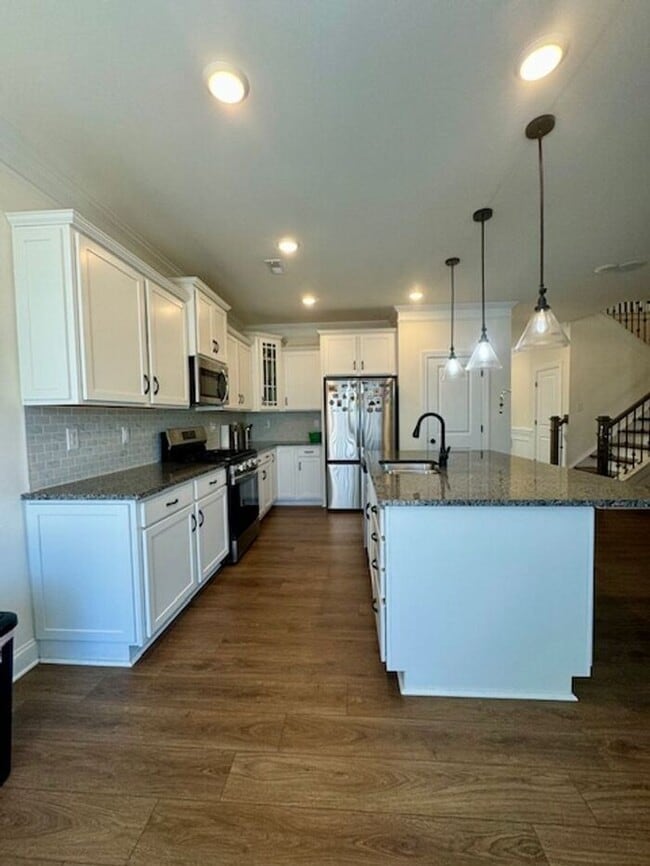 Building Photo - 5BR/4BA w/ Guest Suite + Loft in Hampton Woods