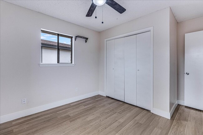 Building Photo - 985 Crossbill St