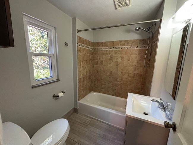 Building Photo - 4 Bedroom Home in Pleasant Hills! - Availa...