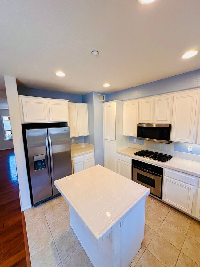 Building Photo - Luxury Tri-Level Townhome 2bd 2.5bth w Bon...