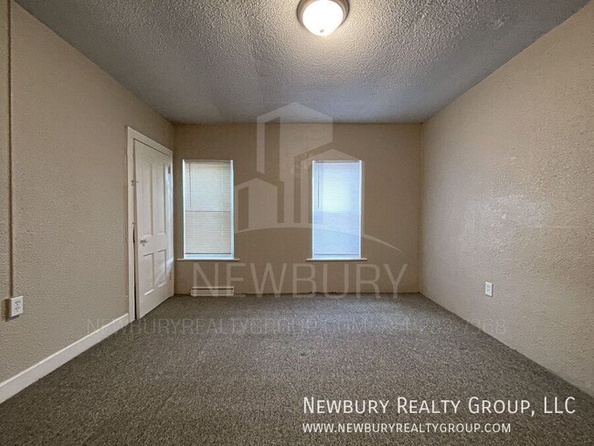 Building Photo - 39 Hickory St