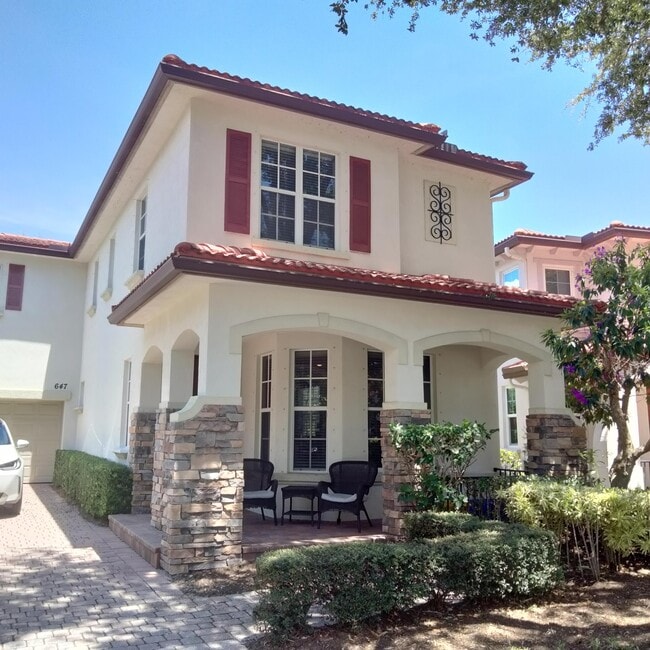 Building Photo - 647 Castle Dr