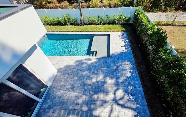 Building Photo - 1156 Cocoanut Ave
