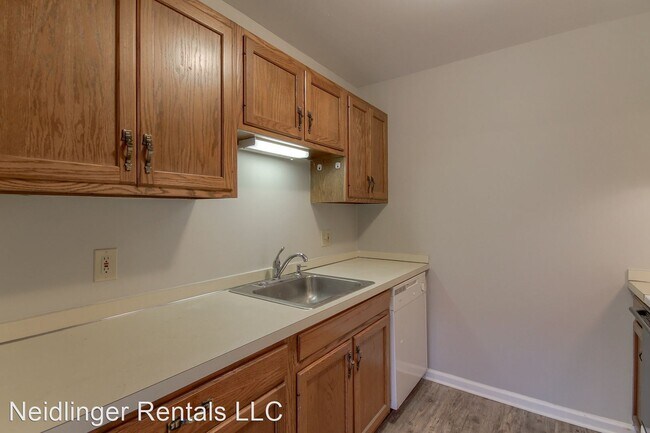 Building Photo - 555 Alison Dr
