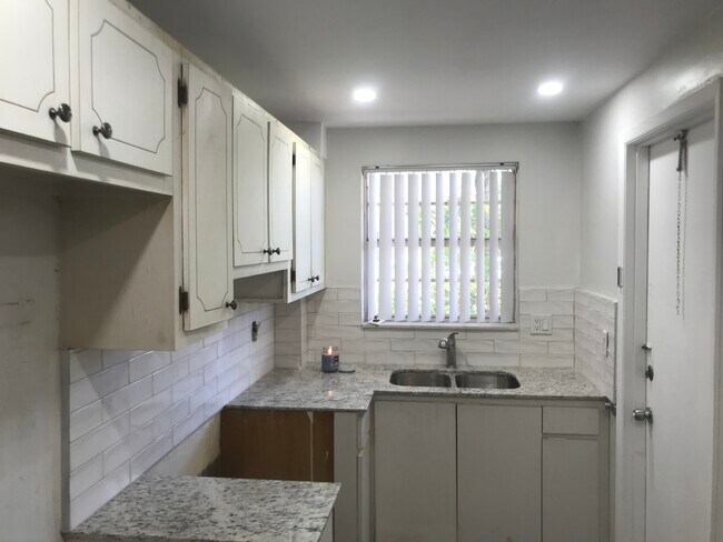 Building Photo - 501 Blue Heron Dr