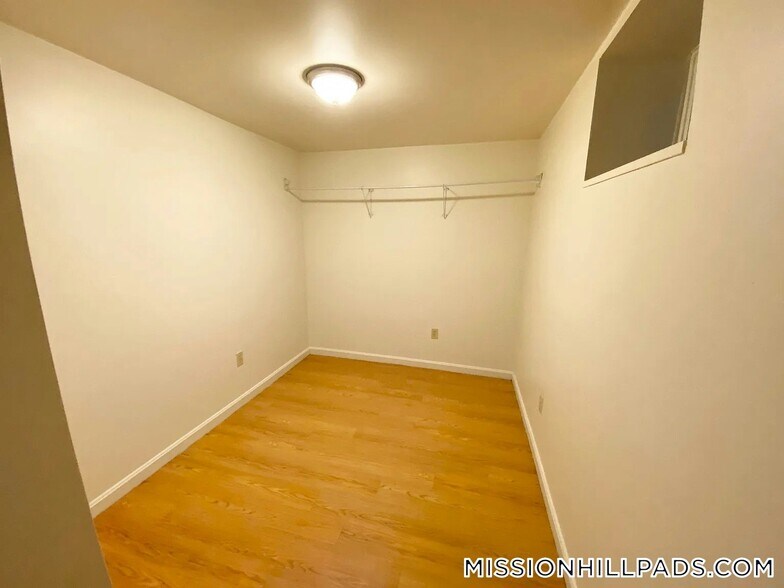 Building Photo - 2 Shepherd Ave