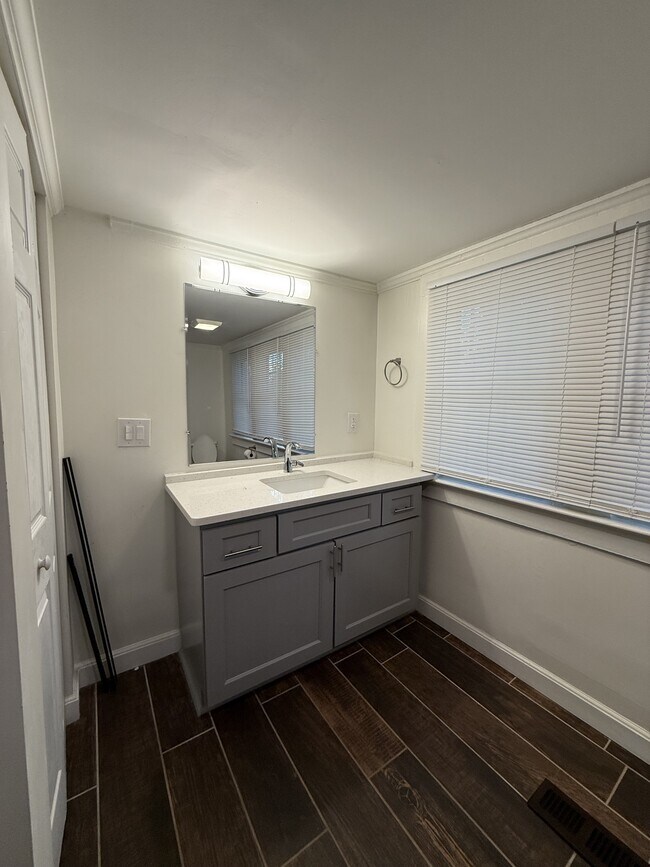 Building Photo - 208 Travora St
