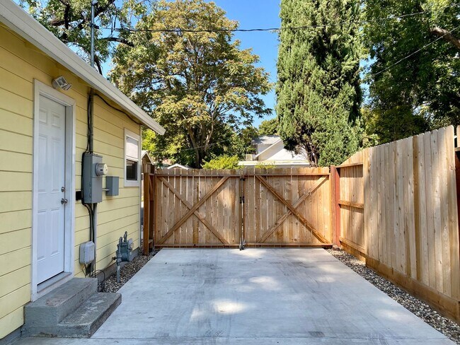 Building Photo - Available May 1st!  Bright Charmer in downtown Chico