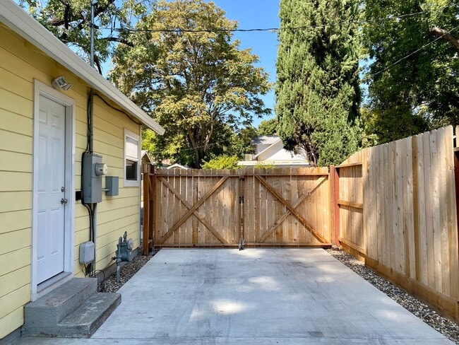 Building Photo - Available Now!  Bright Charmer in downtown Chico