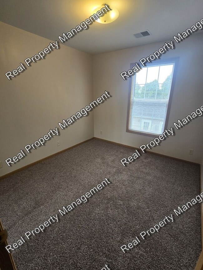 Building Photo - Updated 3 Bedroom Townhome