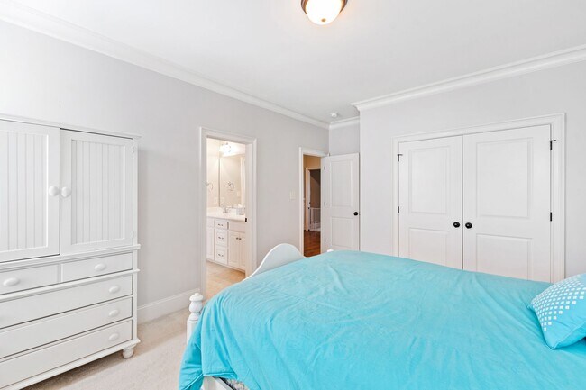 Building Photo - Elegant 5 bedroom home in Bedford!