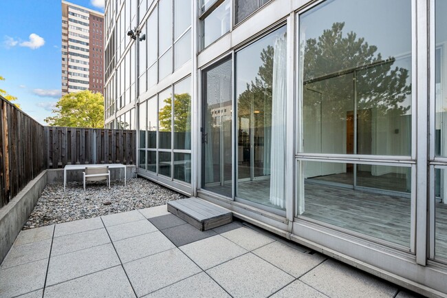 Building Photo - Beautifully renovated condo in the Cherry Creek Area!