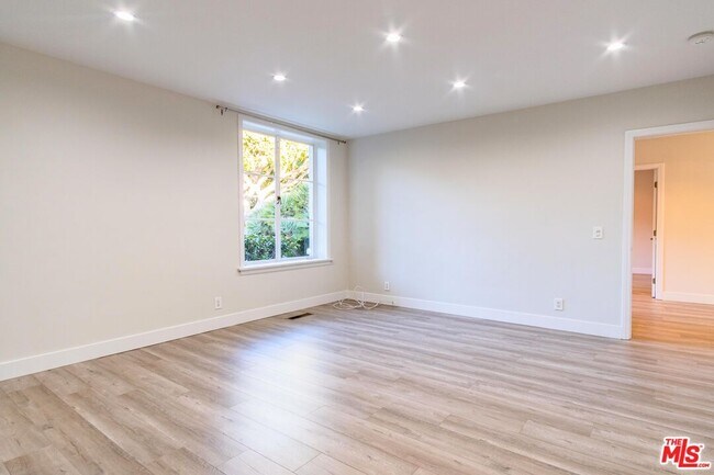 Building Photo - 619 N Rodeo Dr