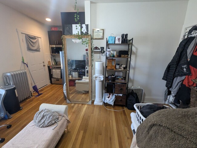 Building Photo - Fully Renovated Studio in Albany Park! Gre...