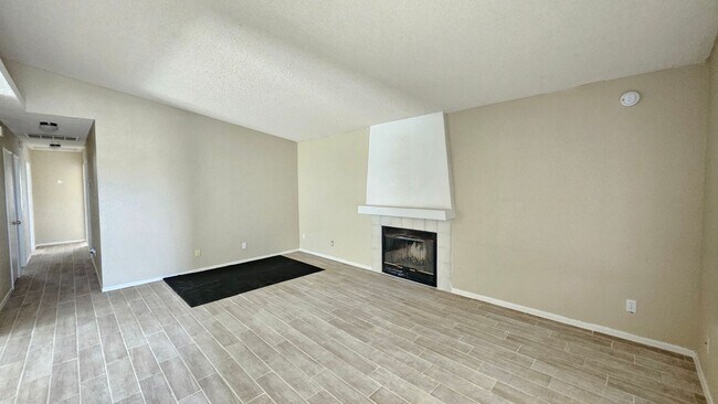 Building Photo - Spacious 3-Bed, 2-Bath Home with Natural Gas in California City – Convenient & Cozy!