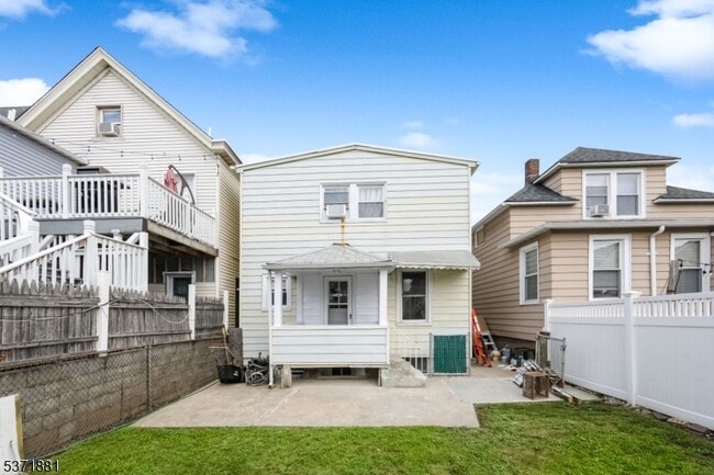 Building Photo - 38 Semel Ave