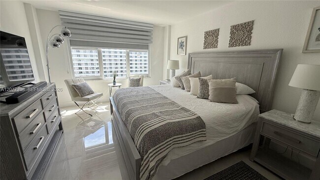 Building Photo - 5600 Collins Ave
