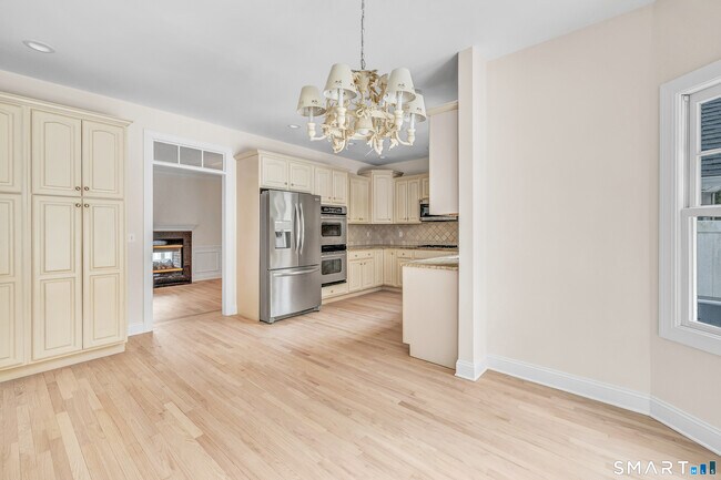 Building Photo - 665 River Rd