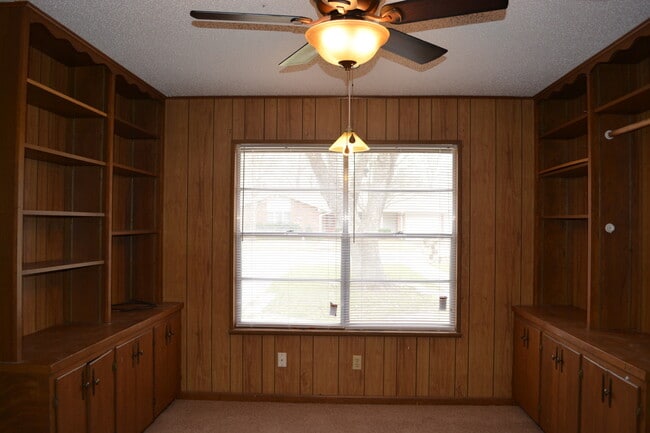 Building Photo - Spacious 4 Bedroom Home with multiple livi...