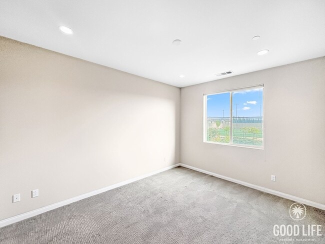 Building Photo - Beautiful 2B/2.5BA Townhouse. NEWER CONSTR...