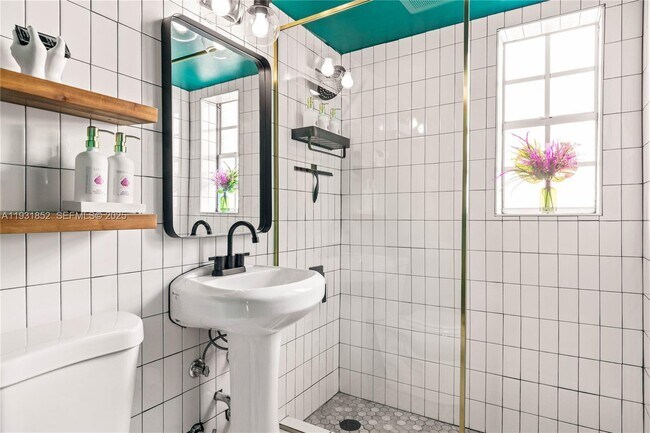 Building Photo - 1007 SE 2nd Ct