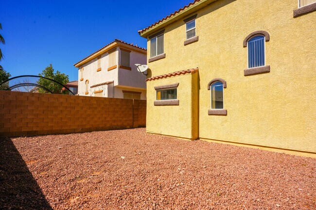 Building Photo - 3 Bed / 2.5 Bath Townhome with Loft, 2 Car Garage & Spacious Backyard – Southern Highlands