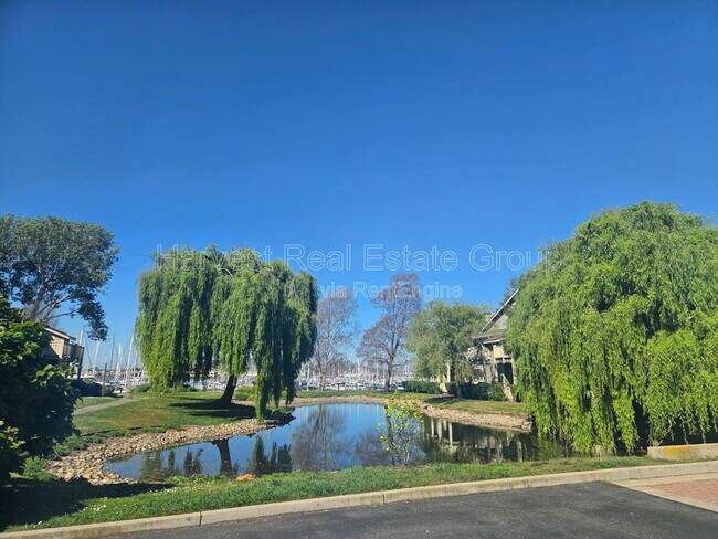 Building Photo - 198 Lakeshore Ct