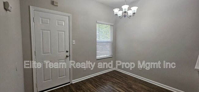 Building Photo - 2715 Meadow Knoll Dr
