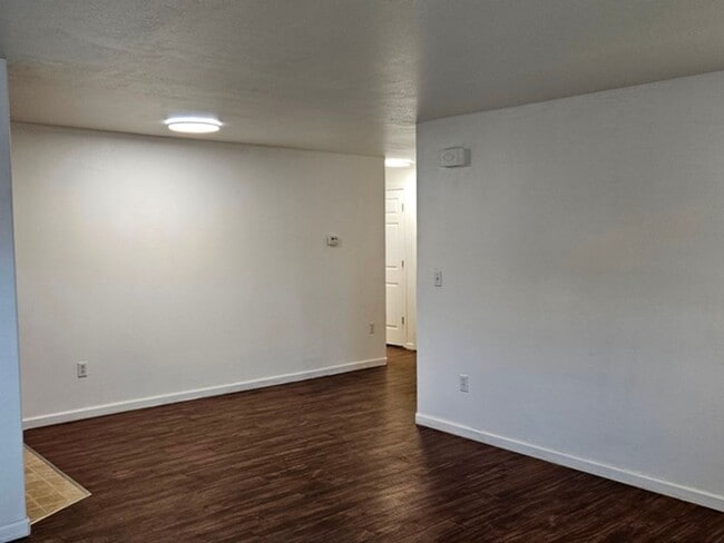 Building Photo - 3Bd/2Ba Single Story Home-Available to View!