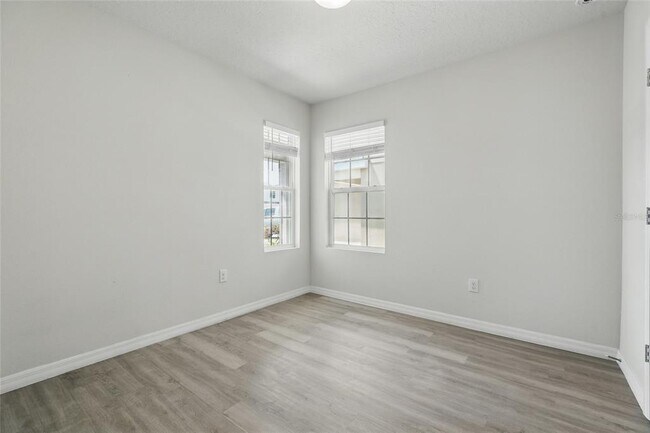 Building Photo - 5079 Royal Point Ave