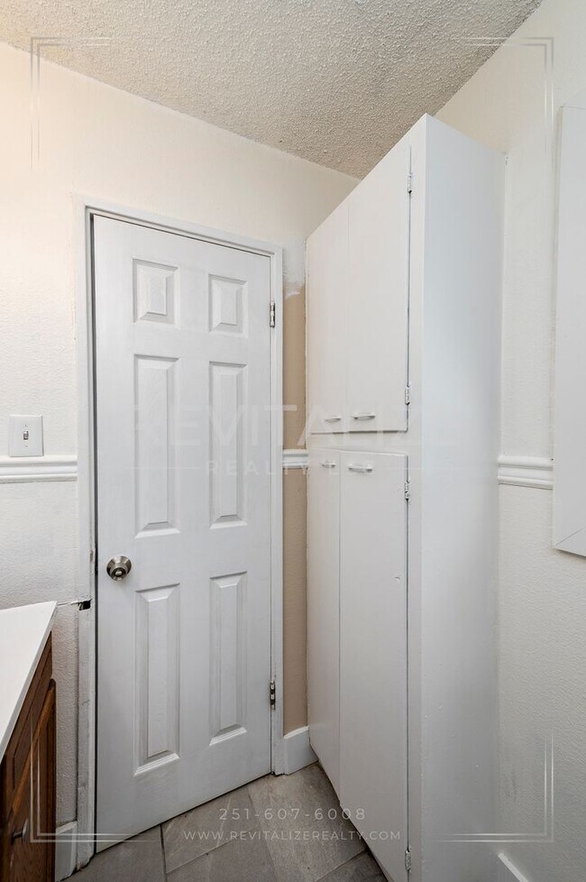 Building Photo - 3 BR 2 BA Home with Fenced Yard & Carport