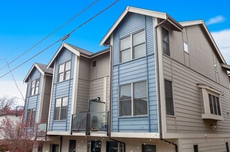 Building Photo - Stunning Townhome in the heart of Columbia City