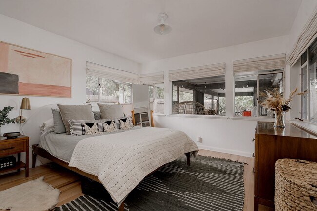 Building Photo - Chic 3BD, 3BA Mid-Century Home in Wheat Ri...