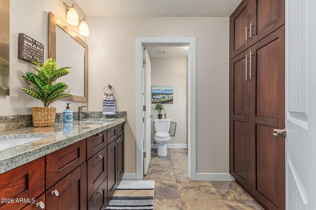 Building Photo - 5821 E Cactus Rd